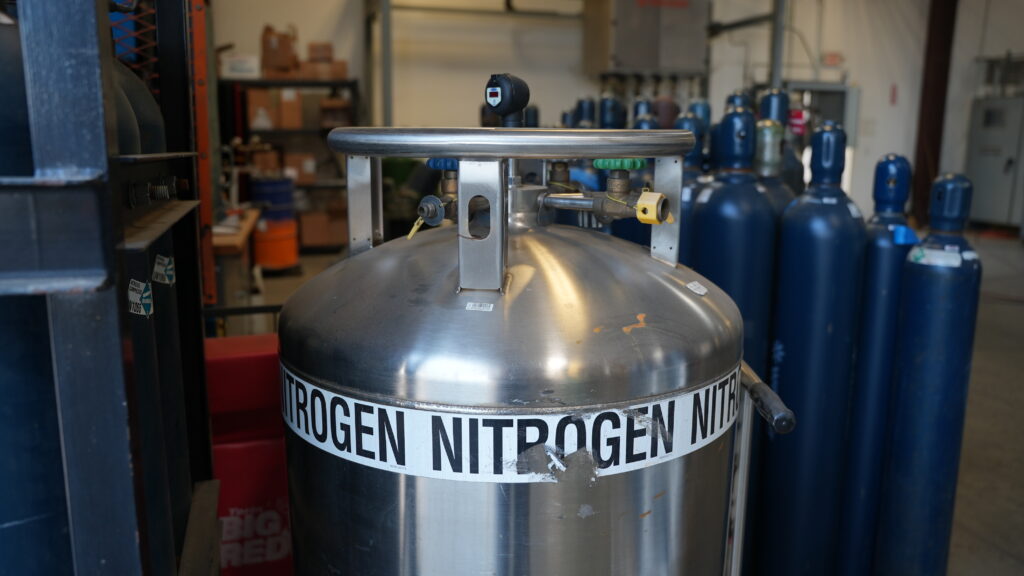 Liquid nitrogen dewar used to supply a cryogenic pumping system