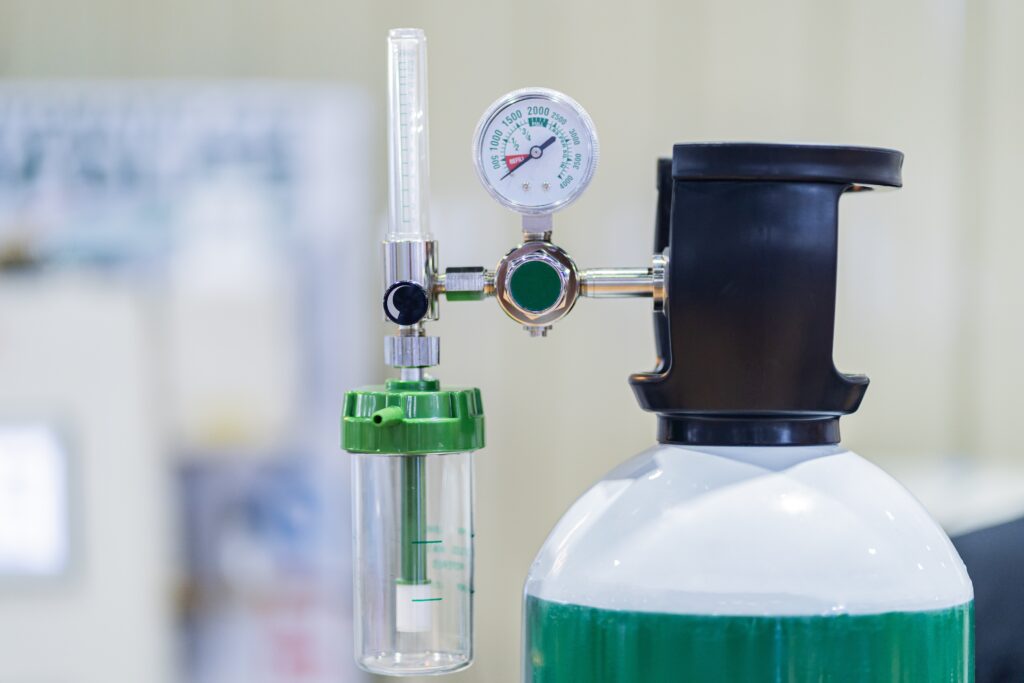 Medical oxygen cylinder with flow meter for oxygen therapy